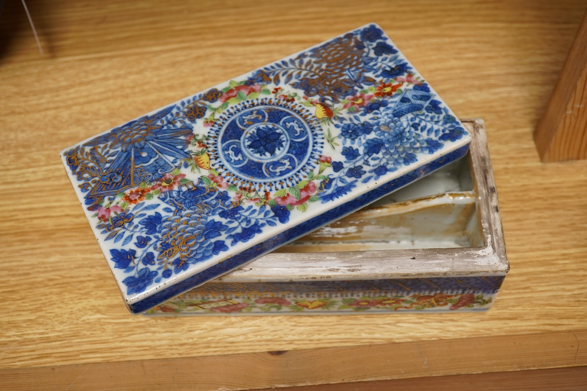 A Chinese Fitzhugh pattern twin pen box, first half 19th century, 19cm wide